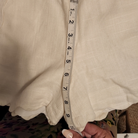 Cynthia Rowley size 4 dress shorts with scalloped him and scalloped pockets - Picture 4 of 4